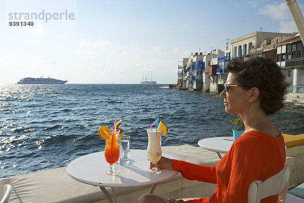 Außenaufnahme Frau Tag Lifestyle Mensch Meer Restaurant weiblich - Mensch Cocktail Insel Griechenland Taverne griechisch Mittelmeer