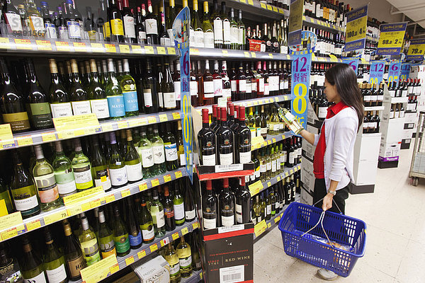 Frau Wein chinesisch Innenaufnahme kaufen Alkohol Laden Hausfrau Supermarkt