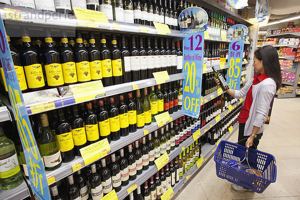 Frau Wein chinesisch Innenaufnahme kaufen Alkohol Laden Hausfrau Supermarkt