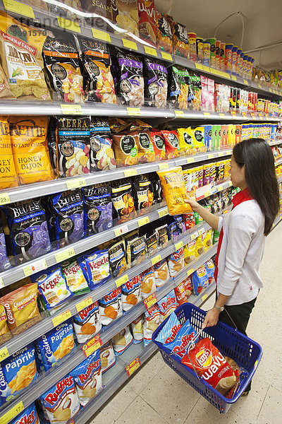 Frau Lebensmittel Mittagspause Pause chinesisch Innenaufnahme kaufen Laden Fast Food takeaway junk Hausfrau Supermarkt