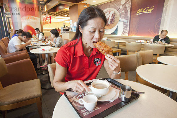 Fast Food takeaway junk Frau chinesisch Innenaufnahme Restaurant Frühstück