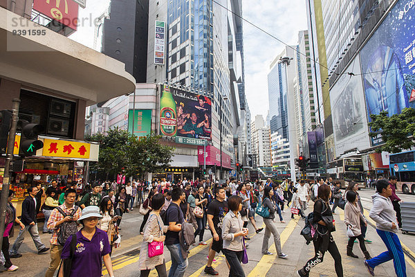 Städtisches Motiv Städtische Motive Straßenszene überqueren Mensch Menschen Menschenmenge chinesisch kaufen Kunde China Asien bevölkert Hongkong