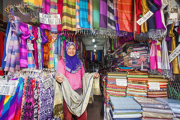 Schal kaufen Laden Markt Seide Straßenverkäufer