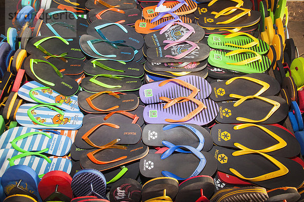 Grafik Schuh bunt Sandale kaufen Laden Markt Flip-Flops Asien Kambodscha Siem Reap