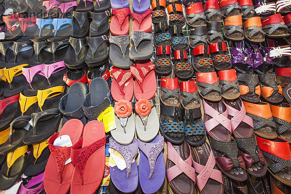 Grafik Schuh bunt Sandale kaufen Laden Markt Flip-Flops Asien Kambodscha Siem Reap