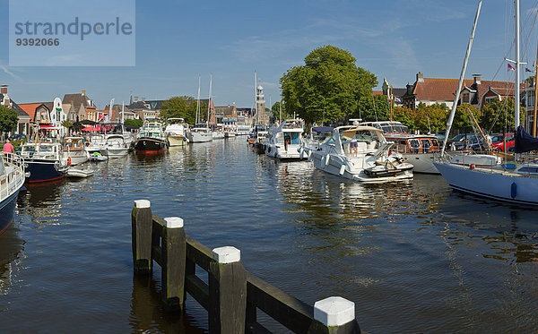 Wasser Europa Mensch Menschen Sommer Großstadt Boot Dorf Schiff Niederlande Friesland Innenhafen