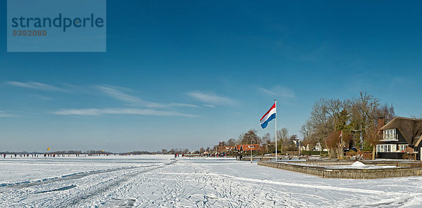 Inlineskater Wasser Europa Winter Mensch Menschen Landschaft See Eis Fahne Niederlande Noord-Holland Schnee