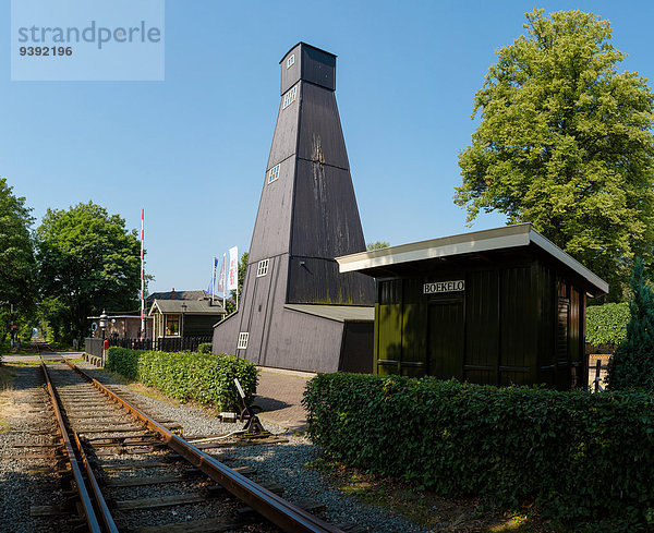 Europa Sommer Großstadt Turm Dorf Bahnhof Niederlande Overijssel
