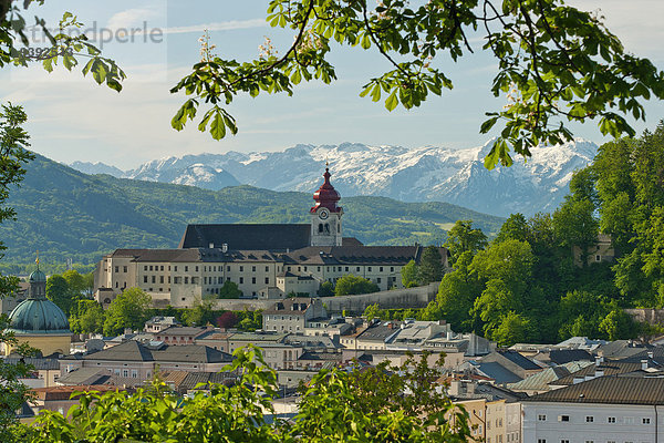 Europa Berg Vertrauen Stadt Großstadt Turm Kirche Religion Altstadt Österreich Salzburg Tennengebirge