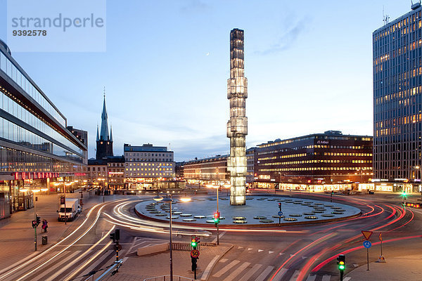 Städtisches Motiv Städtische Motive Straßenszene beleuchtet Stockholm Hauptstadt Europa Außenaufnahme Glas Abend Nacht Beleuchtung Licht Himmel Symbol Gebäude Straße Großstadt Architektur Quadrat Quadrate quadratisch quadratisches quadratischer Säule Sehenswürdigkeit Sergels torg Kulturhuset Kristall Abenddämmerung Skandinavien skandinavisch Schweden Straßenverkehr