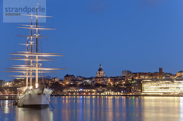 Segeln Außenaufnahme beleuchtet Wasser Stockholm Hauptstadt Nacht Gebäude Spiegelung Großstadt Schiff Insel Abenddämmerung freie Natur Schweden