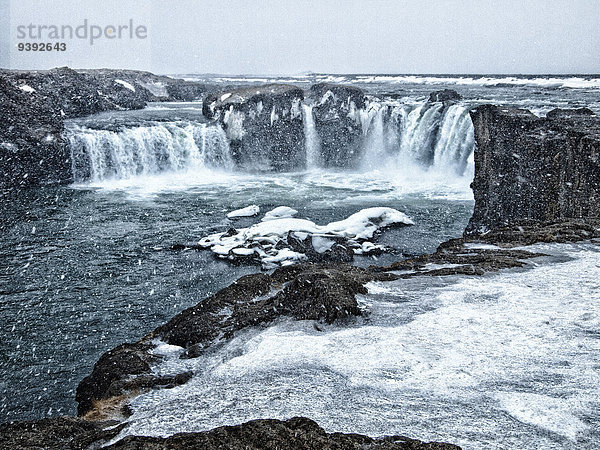 Wasser Europa Winter Eis fließen Fluss Insel Wasserfall Myvatn Island Nordeuropa Schnee