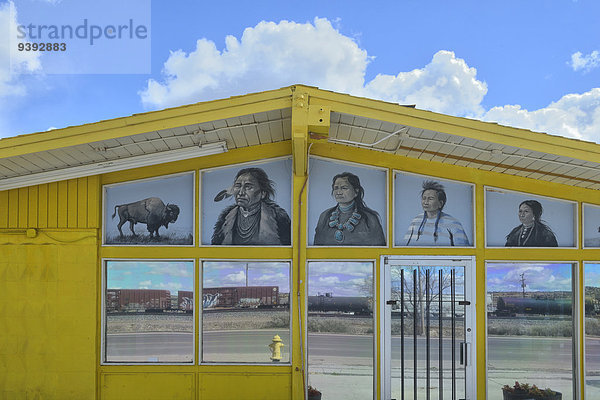 Vereinigte Staaten von Amerika USA Amerika Gebäude Spiegelung Indianer amerikanisch Gallup Navajo New Mexico Route 66 Zug