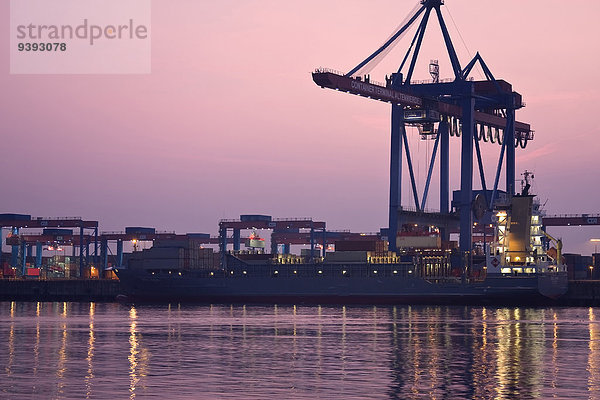 Hafen Europa Transport Schiff Lastkahn Schiffsfracht Hamburg - Deutschland Container Containerbahnhof Abenddämmerung Deutschland Dämmerung