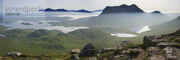 Panorama Landschaftlich schön landschaftlich reizvoll Wasser Berg Berggipfel Gipfel Spitze Spitzen Sommer Großbritannien See Natur blau Highlands Ansicht Sonnenlicht Himmel Schottland schottisch schottische Highlands
