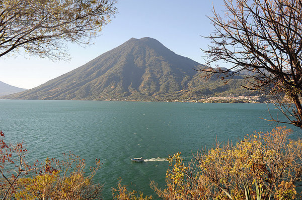 Landschaftlich schön landschaftlich reizvoll Amerika See Boot Natur Vulkan angeln Mittelamerika Mittelpunkt Fischer Guatemala Highlands