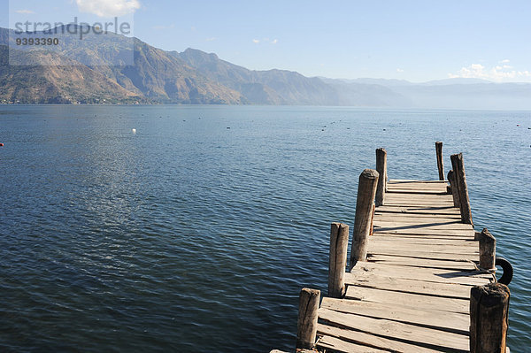 Landschaftlich schön landschaftlich reizvoll Wasser Urlaub Amerika Wolke Ruhe nass Einsamkeit Reise See Brücke Dock Holz Kai Mittelpunkt Guatemala Highlands