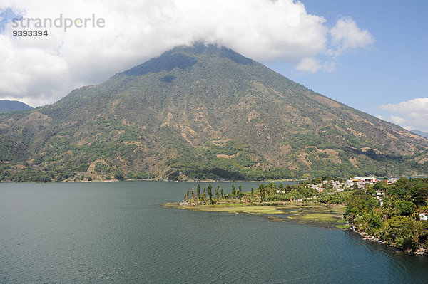 Landschaftlich schön landschaftlich reizvoll Wolke Baum See Natur Vulkan Mittelamerika Guatemala