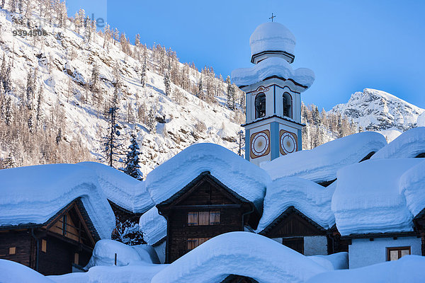 Europa Winter Wohnhaus Gebäude Kirche Dorf Schnee Schweiz Valle