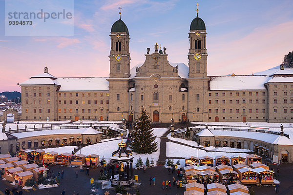 Kreuzgang Europa Weihnachten Weihnachtsmarkt Abenddämmerung Kloster Schweiz