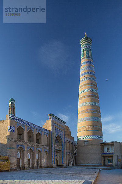 Reise Großstadt Architektur Geschichte Turm Religion Tourismus Geographie UNESCO-Welterbe Asien Zentralasien Islam Minarett Seidenstraße Usbekistan