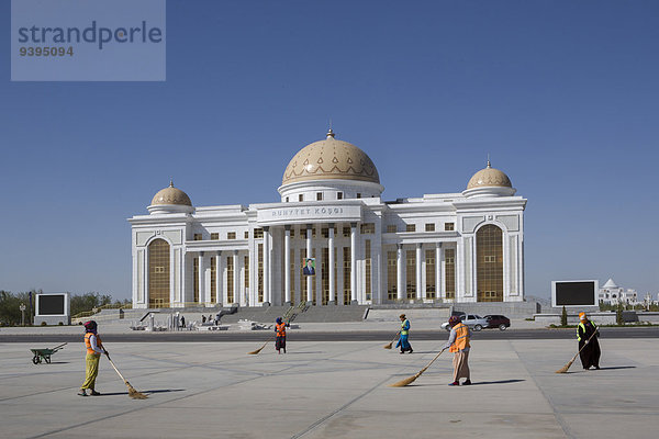 Kuppel Reinigung Großstadt weiß Architektur Palast Schloß Schlösser Tourismus Präsident Asien Zentralasien Kuppelgewölbe