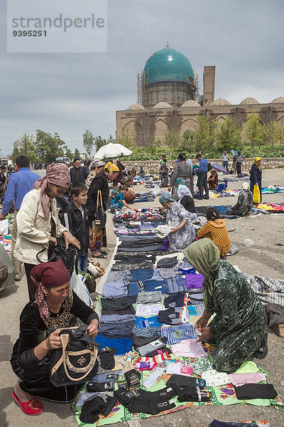 Kuppel Frau Tradition Straße Reise Großstadt bunt kaufen Flucht Laden Tourismus Asien Zentralasien Kuppelgewölbe Markt Usbekistan Straßenverkäufer