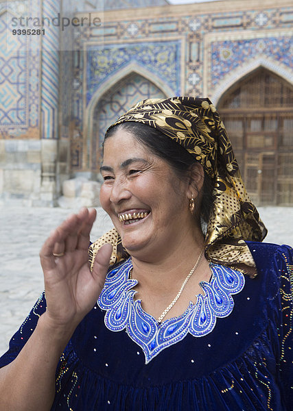 Frau Fröhlichkeit Landschaft Tradition lächeln Großstadt Gold Asien Zentralasien Samarkand Usbekistan