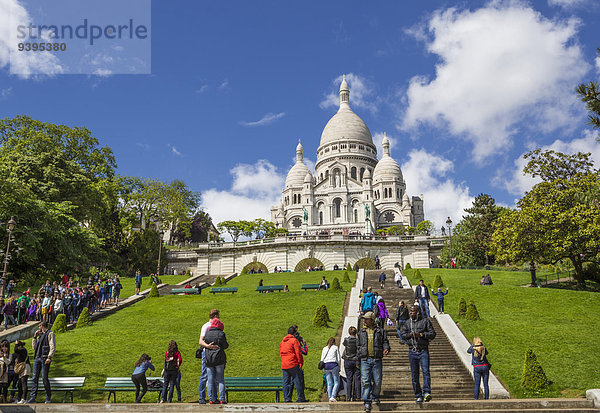Paris Hauptstadt Frankreich Mensch Menschen Hügel grün Reise Großstadt weiß Architektur Kirche Garten Basilika Montmartre Sacre coeur Tourismus
