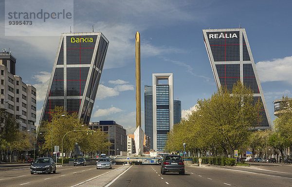 angelehnt Skyline Skylines Madrid Hauptstadt Europa Auto Reise Großstadt Architektur Turm Quadrat Quadrate quadratisch quadratisches quadratischer Ampel Allee Spanien Tourismus