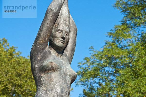 Frau Skulptur Ehefrau Palast Schloß Schlösser Stadt Großstadt Kunst Kultur Figur Garten Altstadt Mozart-Denkmal Mozartdenkmal Österreich Salzburg Geschicklichkeit
