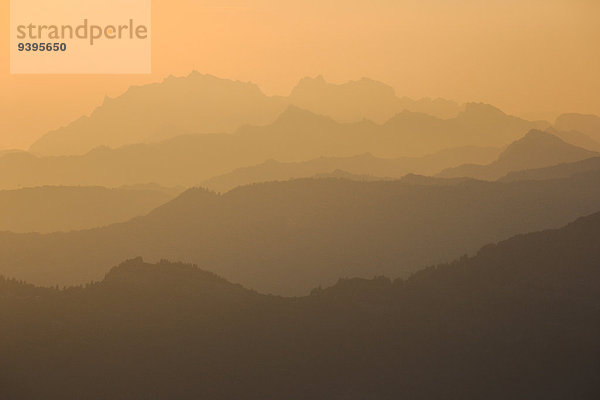 Panorama Farbaufnahme Farbe Berg Sommer Morgen Silhouette gelb aufwärts Sonnenaufgang Dunst Abstraktion Hintergrund Alpen Ansicht Westalpen Stimmung Sonne Schweiz Bergpanorama Schweizer Alpen