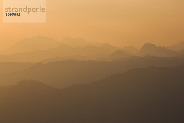 Panorama Farbaufnahme Farbe Berg Sommer Morgen Silhouette gelb aufwärts Sonnenaufgang Dunst Abstraktion Hintergrund Alpen Ansicht Westalpen Stimmung Sonne Schweiz Bergpanorama Schweizer Alpen
