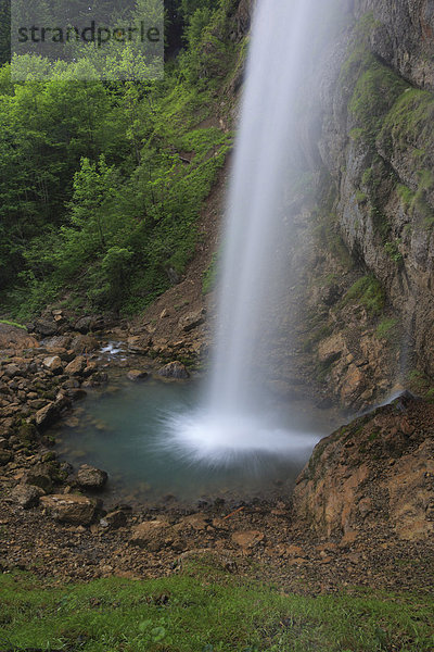Wasser Fortbewegung bedecken Stein Sommer fließen Fluss Bach Wasserfall türkis Moos Klamm Schweiz