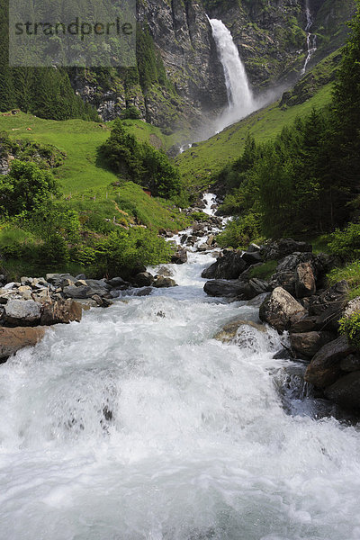 Wasser Fortbewegung Berg Stein Sommer fließen Fluss Bach ungestüm Alpen Wasserfall Westalpen Klausenpass Stärke schweizerisch Schweiz Schweizer Alpen