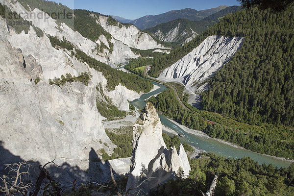 Wasser Europa fließen Fluss Zug Schlucht Kanton Graubünden Schweiz Gewässer
