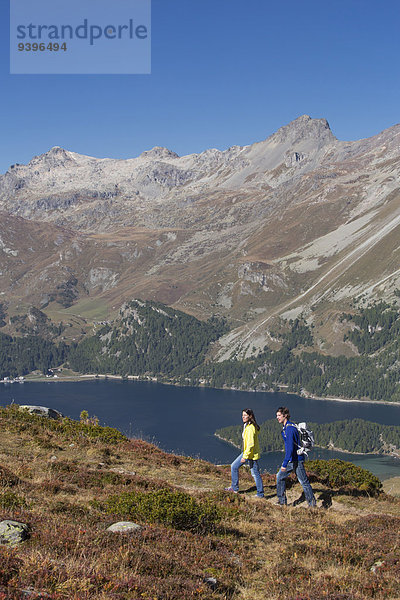 Frau Berg Mann gehen Weg wandern Ansicht Kanton Graubünden Wanderweg