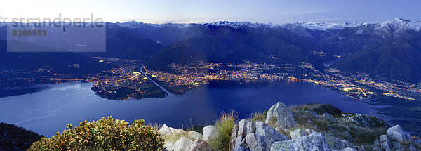 Wasser Europa Berg Dunkelheit Nacht See fließen Fluss Dorf Herbst Lago Maggiore Ascona Locarno Schweiz Südschweiz Gewässer