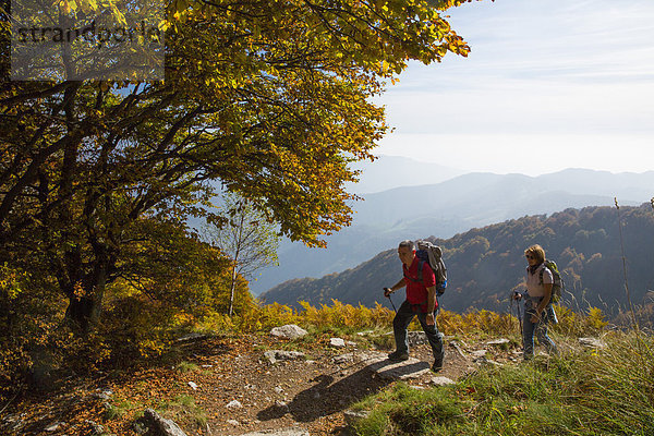 Frau Berg Mann gehen wandern Herbst Ansicht Südschweiz