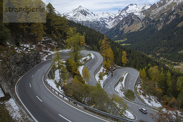 Gebirgspass Pass Europa Berg Herbst Kanton Graubünden Schweiz Straßenverkehr