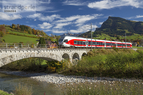 weinen Europa Berg Brücke Zug Herbst Schweiz