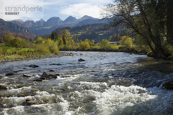 Wasser Europa Berg fließen Fluss Herbst Schweiz Gewässer
