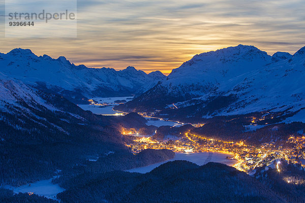 Europa Winter Dunkelheit Sonnenuntergang Nacht Dorf sehen Kanton Graubünden Schnee Schweiz bei Nacht