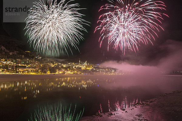 Europa Fest festlich Dorf Festival Neujahrstag Kanton Graubünden Feuerwerk Schweiz bei Nacht