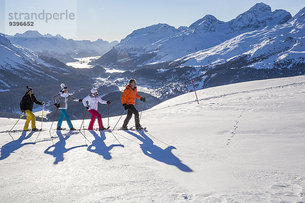 Schneeschuh Frau Winter Mann gehen Kanton Graubünden Schnee Wintersport