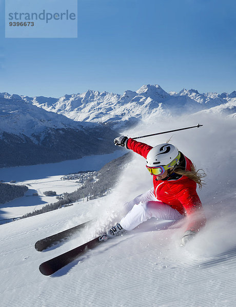 Frau Berg Winter schnitzen Skisport Skipiste Piste Ski Kanton Graubünden Wintersport