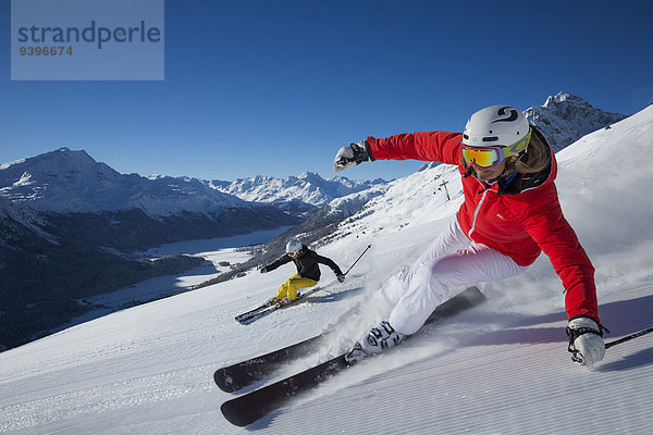 Frau Berg Winter Mann schnitzen Skisport Ski Kanton Graubünden Wintersport