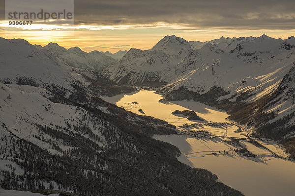 Europa Berg Winter Sonnenuntergang Abenddämmerung Kanton Graubünden Schweiz