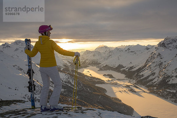 Frau Berg Winter Skifahrer Sonnenuntergang Kanton Graubünden