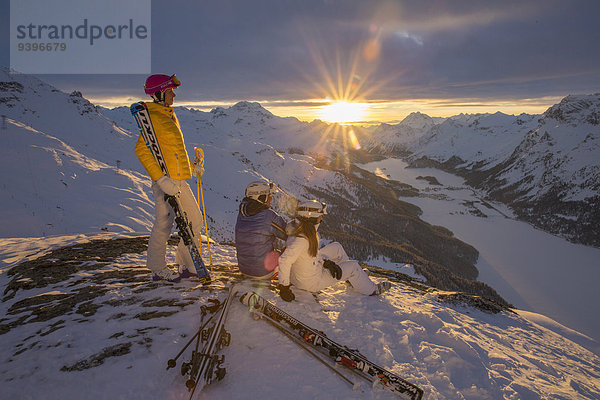 Frau Berg Winter Mann Skifahrer Sonnenuntergang Kanton Graubünden